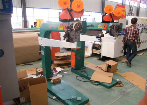 Chiny Profesjonalny podręcznik maszyny do zszywania kartonów / zszywacz z serwomotorem dostawca